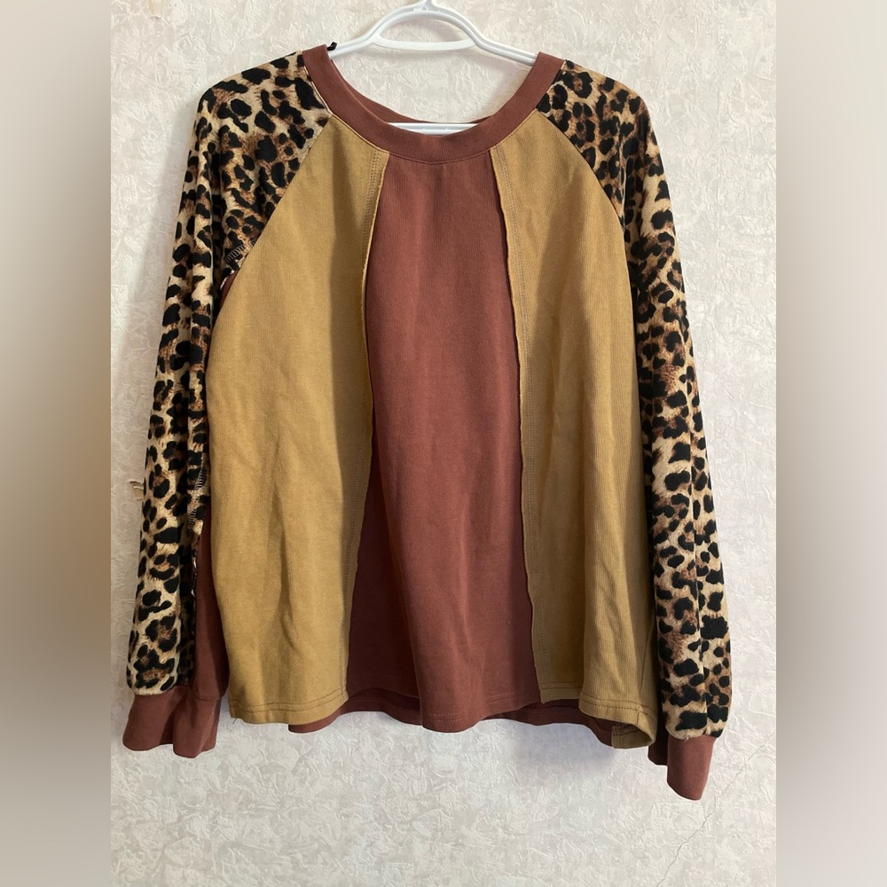GiGio women's small long sleeve brown / animal print top